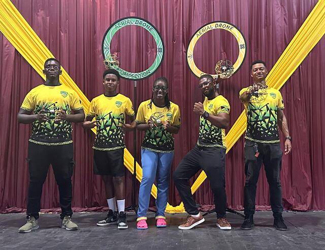 자메이카 선수들이 자국 드론축구 대표팀 공식 유니폼을 입고 기념촬영을 하고 있다. /국제드론축구연맹
