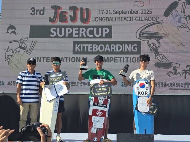 남자부 포뮬러카이트 조수철(부안군청)선수-왼쪽에서 2번째 / 한국카이트보딩협회 제공