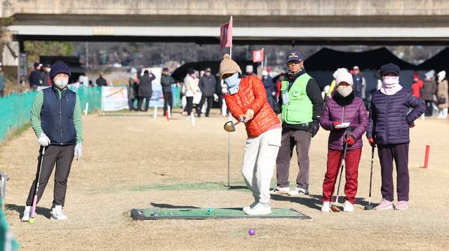 전주마전파크골프장에서 시민들이 파크골프를 즐기고 있다./전북일보 자료사진