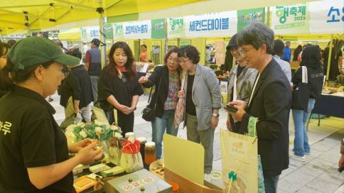 ◇우수 중소기업 제품 판매전 ‘2025 동행축제와 함께하는 춘천금빛장터’가 지난 19~20일 춘천시청 광장에서 열렸다.