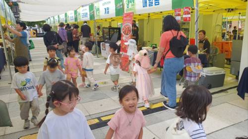 ◇우수 중소기업 제품 판매전 ‘2025 동행축제와 함께하는 춘천금빛장터’가 지난 19~20일 춘천시청 광장에서 열렸다.