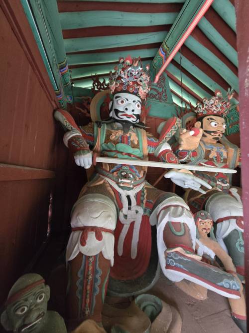 ◇수타사 봉황문의 사천왕상 중 동방지국천왕. 뱃속에서 월인석보가 발견됐다. 사진＝신하림기자