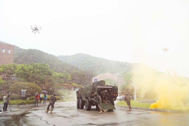 지난해 5월 경운대에서 진행된 제2회 육군2작전사령관배 드론봇 전투경연대회에서 군 관계자들이 드론 전술적 운용 시범을 선보이고 있다. 구미시 제공
