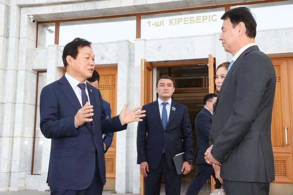 박완수 도지사가 22일(현지시간) 카자흐스탄 알마티시를 공식 방문,사티발디 다르한 아만겔디울리(Darkhan Amangeldyuly Satybaldy) 알마티시장과 대화하고 있다.사진=경남도