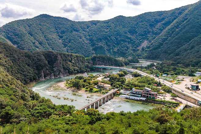 고모산성에서 내려다본 진남교반의 풍경.