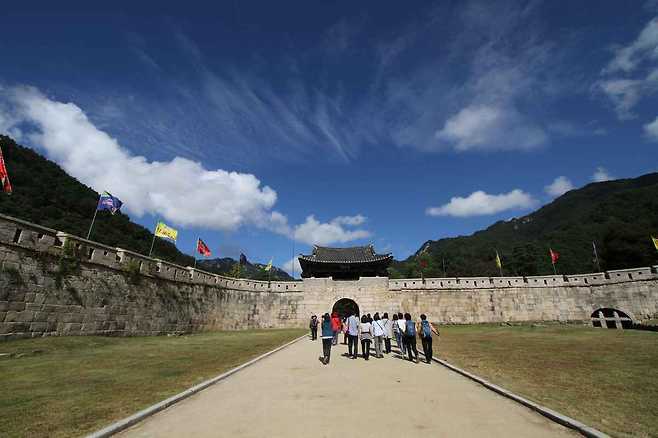 고모산성 들어가는 입구.