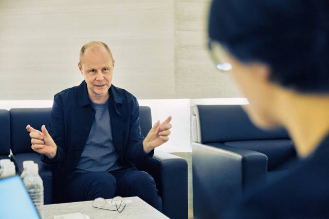 <부산일보>와 단독 인터뷰를 하고 있는 OMA 파트너 크리스 반 두인 건축가. 부산국제건축제 제공