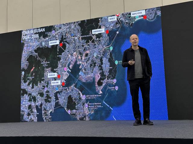 지난 17일 부산 벡스코에서 열린 '2025 부산국제건축제’를 찾은 OMA 파트너 크리스 반 두인 건축가가 초청 강연을 하고 있다. 김은영 기자 key66@
