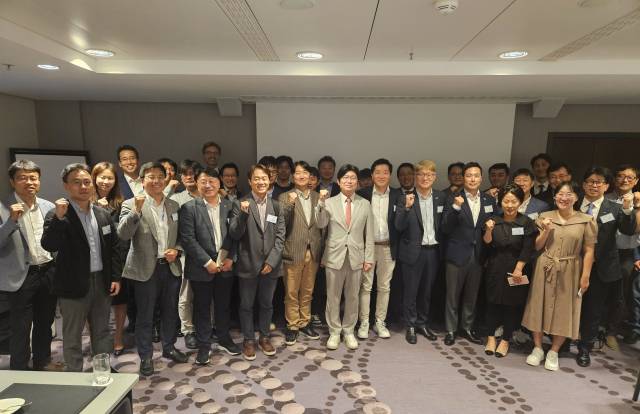 지난 18일 독일 프랑크푸르트 메리어트호텔에서 한국해양진흥공사가 개최한 ‘글로벌 물류·공급망 투자 지원 사업 설명회’ 참가자들이 파이팅을 외치고 있다. 해진공 제공