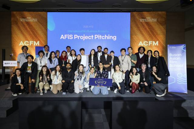 22일 부산 벡스코 제2전시장 아시아콘텐츠&필름마켓의 부산영상위 공동부스에서 진행된 ‘AFiS 프로젝트 피칭’ 참가자들이 기념촬영을 하고 있다. 부산영상위 제공