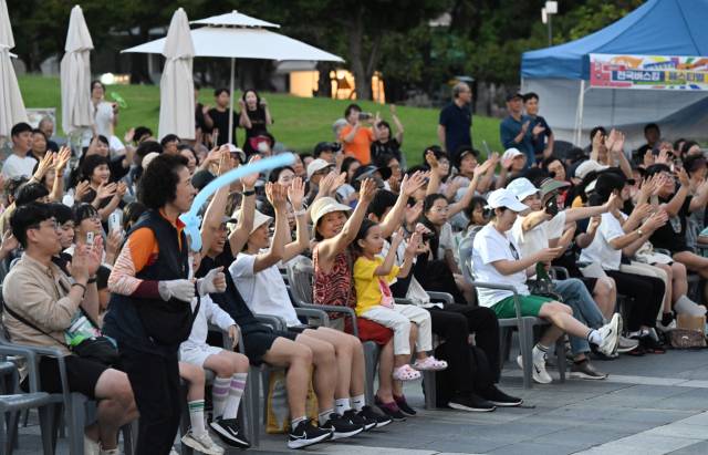 20일 창원시 성산구 용지문화공원에서 열린 제8회 전국 버스킹 페스티벌에서 시민들이 공연을 보며 환호하고 있다./김승권 기자/