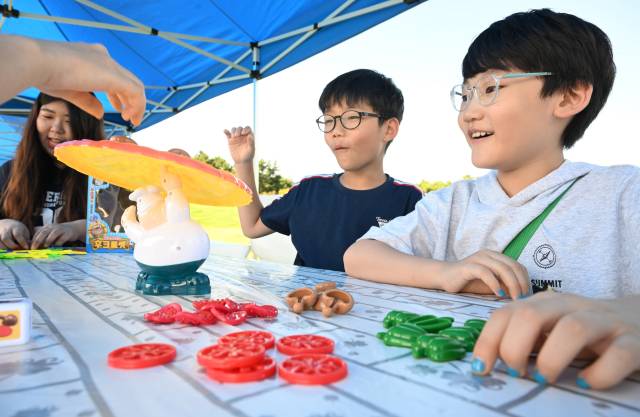 20일 창원시 성산구 용지문화공원에서 열린 제8회 전국 버스킹 페스티벌에서 어린이들이 보드게임을 하고 있다./김승권 기자/