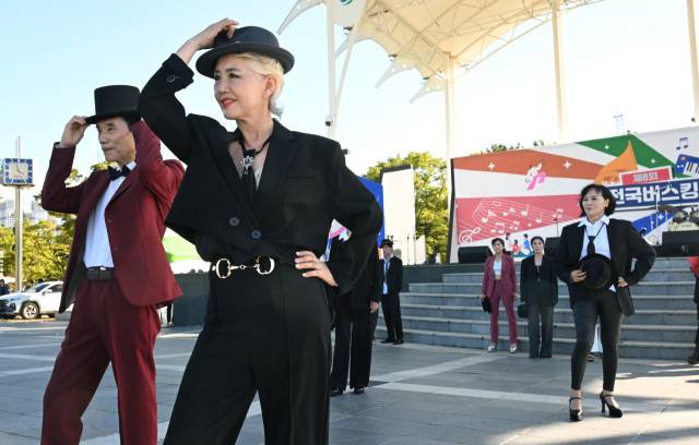 부산과학기술대학교 시니어연기모델과 ‘런웨이 동아리‘ 학생들이 패션쇼룰 선보이고 있다./김승권 기자/