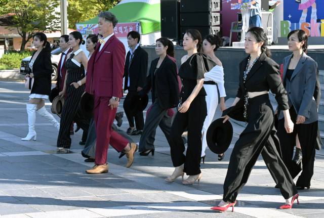 부산과학기술대학교 시니어연기모델과 ‘런웨이 동아리‘ 학생들이 패션쇼룰 선보이고 있다./김승권 기자/