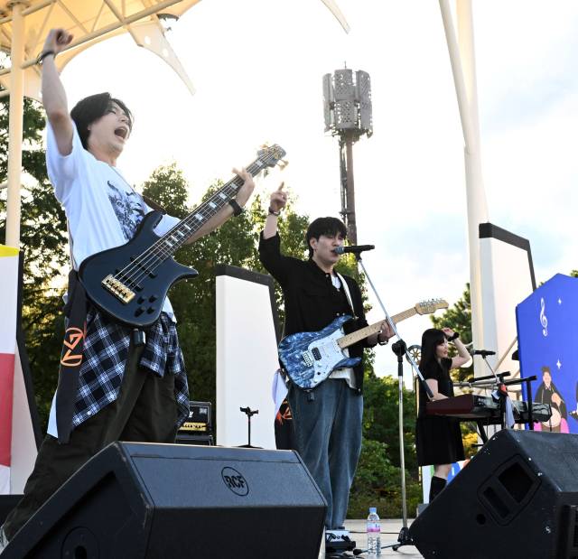 마그(Mag) 밴드가 공연을 하고 있다./김승권 기자/