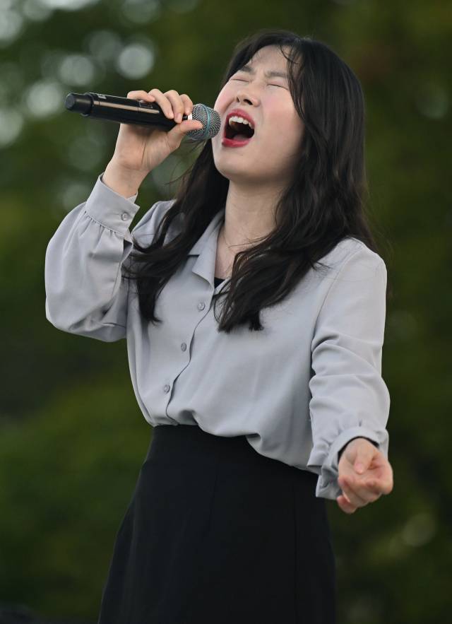 여성 보컬 유혜림이 공연하고 있다./김승권 기자/