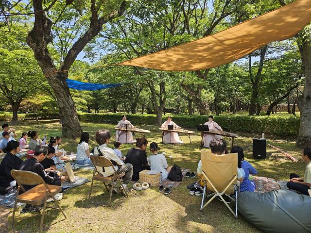 김해 수로왕릉에서 열린 가야금 연주회에 시민들이 참여한 모습(왼쪽)과 국가유산 미디어아트 진주성./김해·진주시/