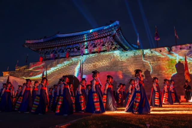 김해 수로왕릉에서 열린 가야금 연주회에 시민들이 참여한 모습(왼쪽)과 국가유산 미디어아트 진주성./김해·진주시/