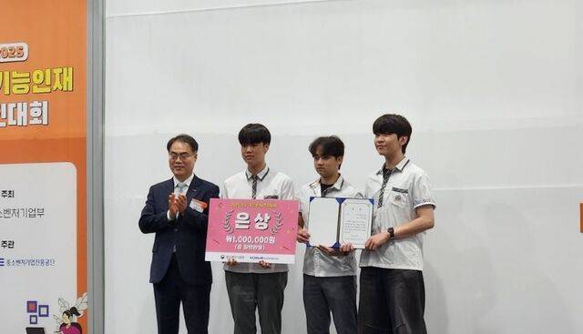 경북기계명장고 '꿈소기업팀'이 '2025년 기술·기능인재 경진대회' 에서 창작공모전 부문 은상(중소벤처기업부 장관상)을 수상한 후 조한교(왼쪽 첫번째) 중소벤처기업진흥공단 인력성장 이사와 기념 사진을 찍고 있다. 경북기계명장고 제공