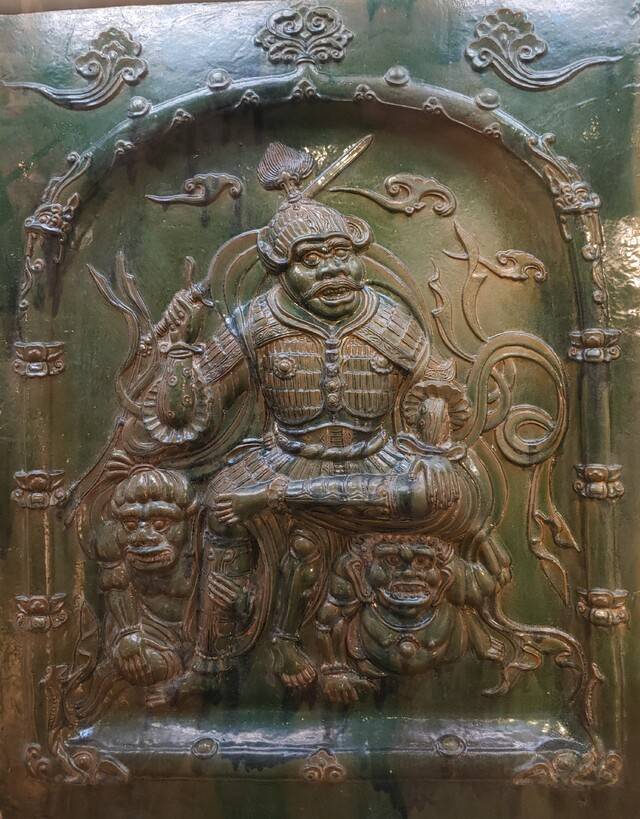 사천왕사지 서탑기단의 복원한 신장상.