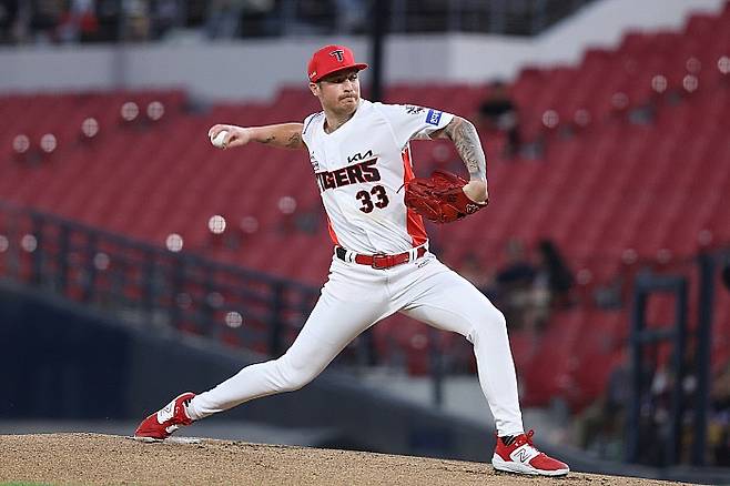 프로야구 KIA타이거즈의 아담올러가 역투를 하고 있다. KIA구단 제공.