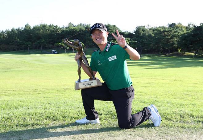 박성국이 환하게 웃으며 기념촬영하고 있다. (사진=KPGA)