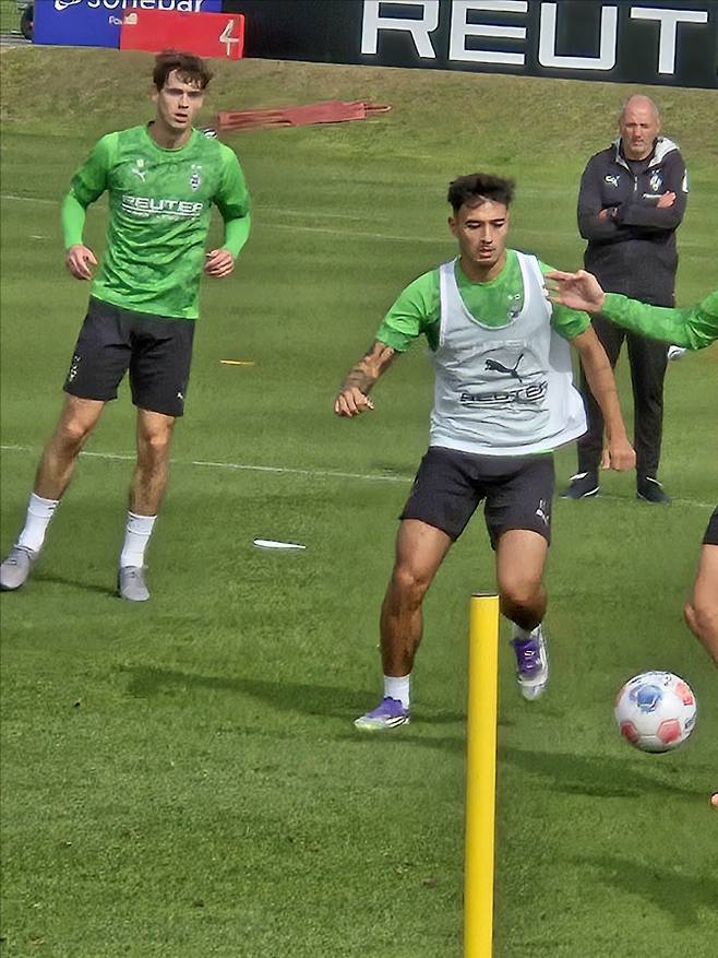 팀 훈련에서 공을 빼앗기 위해 열정적으로 움직이는 옌스 카스트로프. 사진=이석무 기자