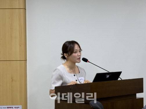 김주희 인벤티지랩 대표이사가 17일 국회의원회관에서 열린 ‘마약중독 치료의 현황과 국가 주도 치료제 확보 필요성’ 세미나에서 ‘글로벌 약물중독 치료제 적용 사례와 국가주도 치료제 확보 필요성’에 대해 발제하고 있다. (사진=인벤티지랩)