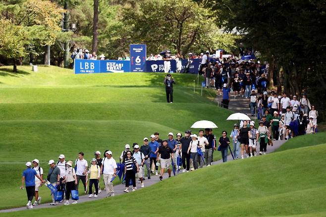 21일 경북 구미시 골프존카운티 선산에서 열린 KPGA 투어 골프존오픈을 찾은 갤러리가 잘 관리된 코스를 따라 이동하고 있다. (사진=KPGA)