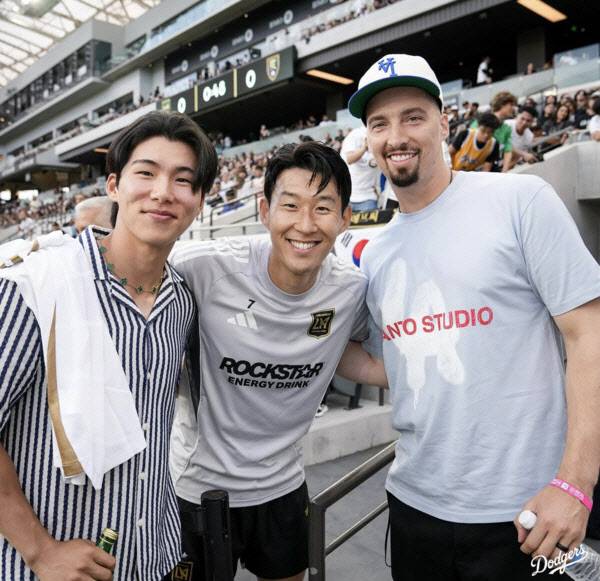 LA다저스의 김혜성(왼쪽)과 블레이크 스넬이 LAFC 손흥민과 함께 기념사진을 찍고 있다. 사진=LAFC 구단 SNS