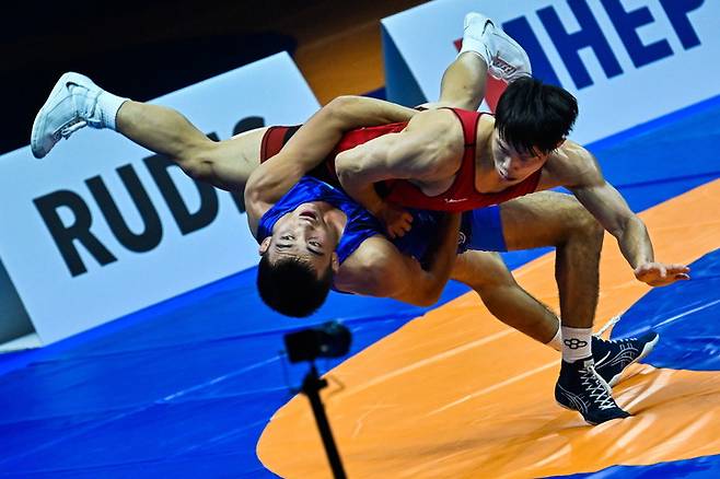 세계선수권대회 결승에서 점수 허용하는 정한재(오른쪽)