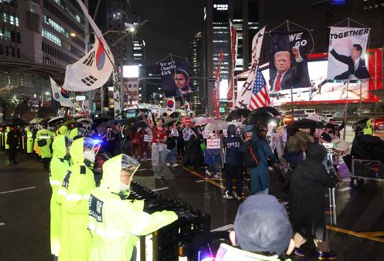 어제(19일) 오후 명동 주한중국대사관 인근에서 참가자들이 반중 집회를 벌이고 행진을 시작하자 경찰이 명동 거리로 향하는 길을 막고 있다.(사진=연합뉴스)
