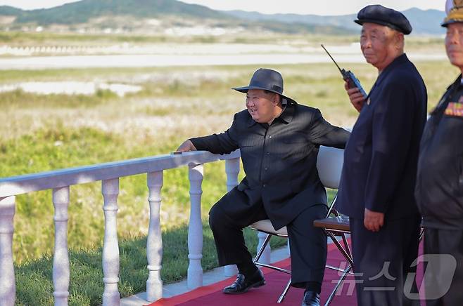 (평양 노동신문=뉴스1) = 북한 노동당 기관지 노동신문은 19일 김 총비서가 전날 무인항공기술연합체 산하 연구소와 기업소를 방문해 무인 무장 장비의 성능시험을 지도했다고 보도했다. [국내에서만 사용가능. 재배포 금지. DB 금지. For Use Only in the Republic of Korea. Redistribution Prohibited] rodongphoto@news1.kr