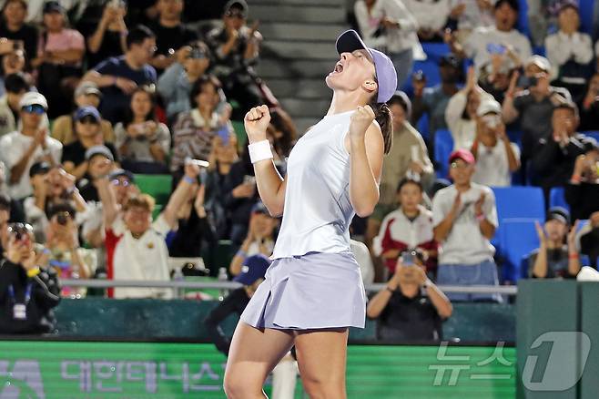 이가 시비옹테크가 21일 서울 송파구 올림픽공원 테니스경기장에서 열린 WTA 투어 코리아오픈 단식 결승에서 에카테리나 알렉산드로바를 2-1로 꺾고 우승을 차지한 후 포효하고 있다. (코리아오픈 조직위원회 제공. 재판매 및 DB 금지) 2025.9.21/뉴스1