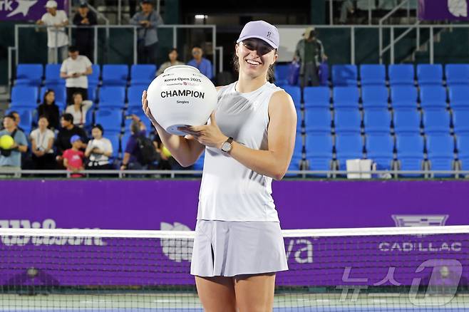 이가 시비옹테크가 21일 서울 송파구 올림픽공원 테니스경기장에서 열린 WTA 투어 코리아오픈 단식 결승에서 에카테리나 알렉산드로바를 2-1로 꺾고 우승을 차지한 후 기념촬영을 하고 있다. (코리아오픈 조직위원회 제공. 재판매 및 DB 금지) 2025.9.21/뉴스1
