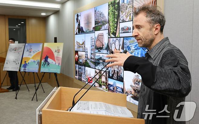 토마스 헤더윅 비엔날레 총감독이 22일 서울시청에서 열린 제5회 서울도시건축비엔날레 간담회에서 주제 및 전시내용을 발표하고 있다. 2025.9.22/뉴스1 ⓒ News1 허경 기자