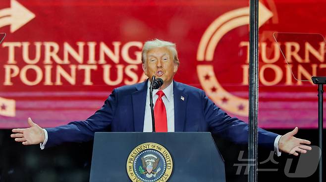 도널드 트럼프 미국 대통령이 21일(현지시간) 미국 애리조나 글렌데일 스테이트팜 경기장에서 열린 보수 청년 운동가 찰리 커크 추모식에서 연설하고 있다. 2025.09.21. ⓒ 로이터=뉴스1 ⓒ News1 권준언 기자