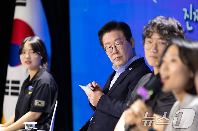 이재명 대통령이 19일 서울 마포구 구름아래 소극장에서 열린 2030 청년 소통·공감 토크콘서트에서 참석자들의 발언을 메모하고 있다. (대통령실 제공. 재판매 및 DB 금지) 2025.9.19/뉴스1 ⓒ News1 허경 기자