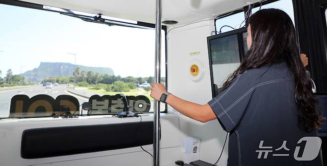 제주 관광형 자율주행 버스 '일출봉GO!'에는 안전관리자가 탑승한다.2025.9.22./뉴스1ⓒ News1 오미란 기자