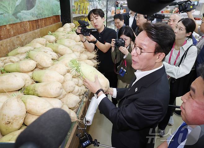 김민석 국무총리가 22일 서울 서초구 하나로마트 양재점을 방문, 추석 맞이 물가 현장점검을 하고 있다. 2025.9.22/뉴스1 ⓒ News1 청사사진기자단