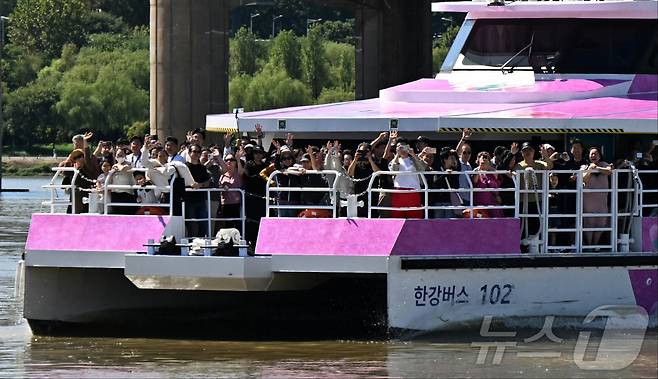 한강버스가 운항을 재개한 21일 서울 잠실 한강버스 선착장을 찾은 시민들이 한강버스를 이용하고 있다. (서울시 제공. 재판매 및 DB금지) 2025.9.21/뉴스1