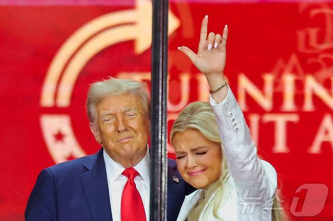 21일 미국 애리조나주 글렌데일 스테이트팜 경기장에서 열린 보수 청년 활동가 찰리 커크의 추모식에서 찰리 커크의 부인 에리카 커크가 도널드 트럼프 미국 대통령 옆에서 손을 들어 보이고 있다. 2025.09.21. ⓒ 로이터=뉴스1 ⓒ News1 권준언 기자