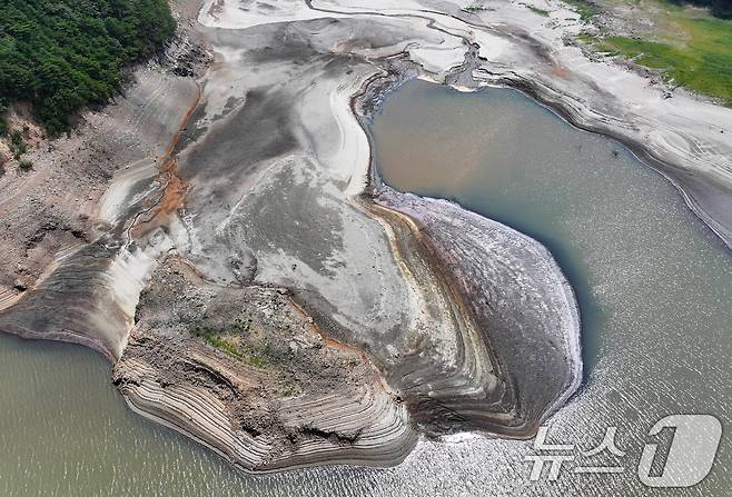 지난 8월  24일 강원 강릉시 주요 상수원인 오봉저수지와 일대 하천의 바닥이 드러나 있다. ⓒ News1 김성진 기자
