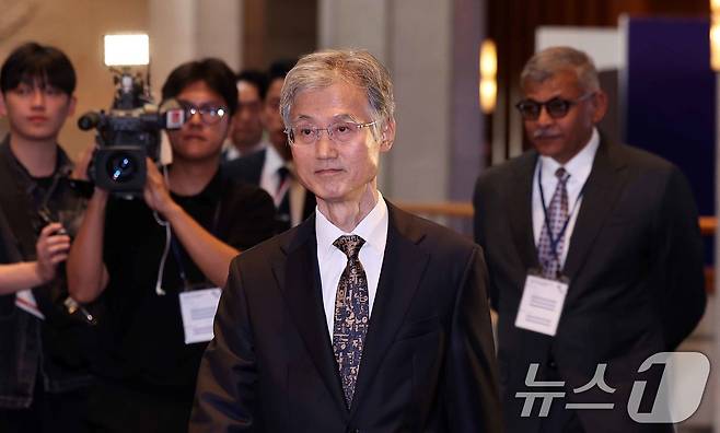 조희대 대법원장이 22일 서울 중구 신라호텔에서 열린 ‘세종 국제 콘퍼런스’에 참석자들과 함께 입장하고 있다. 세종 국제 콘퍼런스는 민본사상과 애민 정신에 기초해 정의롭고 공정한 사법을 구현한 세종대왕의 법사상을 세계와 공유하는 자리다. 2025.9.22/뉴스1 ⓒ News1 박지혜 기자