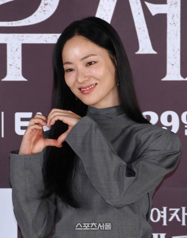 배우 전여빈이 22일 서울 영등포구 영등포 CGV에서 열린 지니TV 오리지널 ‘착한 여자 부세미’ 제작발표회에서 취재진을 향해 포즈를 취하고 있다. 박진업 기자 upandup@sportsseoul.com