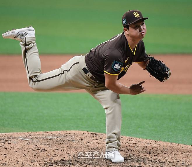 샌디에이고 고우석이 18일 서울 고척스카이돔에서 열린 ‘메이저리그 월드투어 서울 시리즈 2024’ LG와 경기에서 9회말 등판해  투구하고 있다. 사진 | 스포츠서울DB