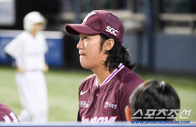 18일 잠실구장에서 열린 두산 베어스와 키움 히어로즈의 경기. 소집 해제 후 1군에 합류한 안우진이 경기를 지켜보고 있다. 잠실=박재만 기자 pjm@sportschosun.com/2025.09.18/