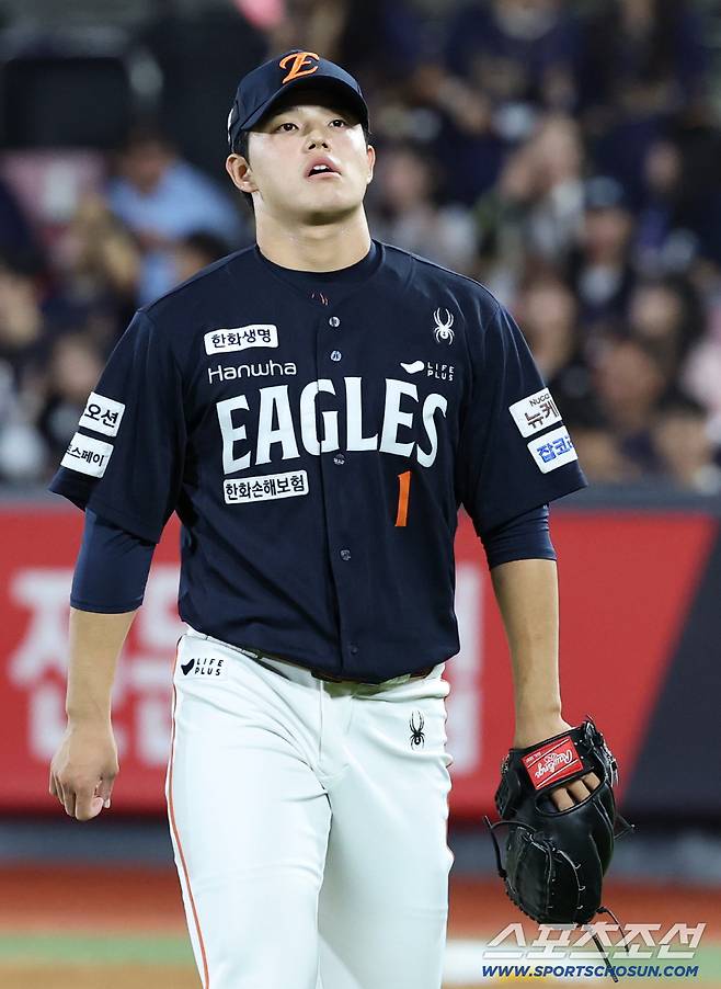 20일 수원 케이티위즈파크에서 열린 KT와 한화의 경기. 7회 투구를 마치고 마운드를 내려오는 한화 문동주. 수원=송정헌 기자songs@sportschosun.com/2025.09.20/
