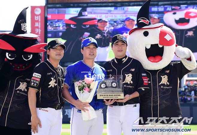 21일 수원 케이티위즈파크에서 열린 KT와 삼성의 경기. 수원에서 삼성 오승환 은퇴투어가 열렸다. KT 선수단 기념품을 전달 받은 오승환이 KT 김상수, 우규민과 함께 포즈를 취하고 있다. 수원=송정헌 기자songs@sportschosun.com/2025.09.21/