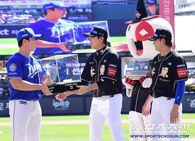 오승환에게 기념품 전달하는 KT 우규민, 김상수.